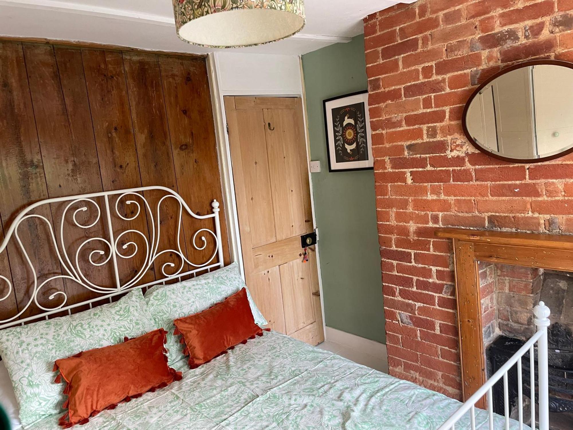 Cosy 2 Bedroom Victorian Cottage, Newport, Isle Of Wight Ньюпорт Экстерьер фото
